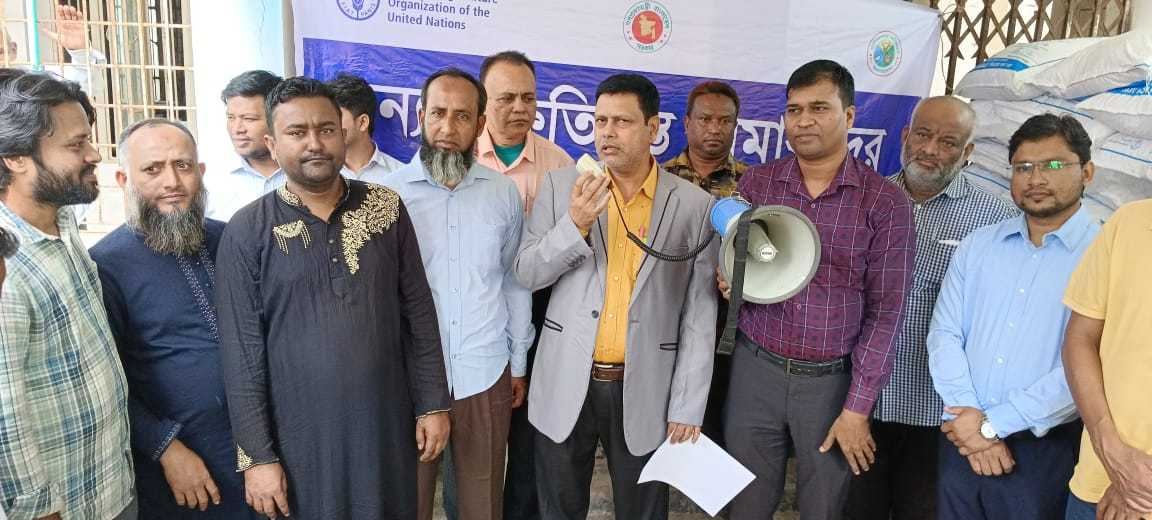 দাগনভূঞায় বন্যায় ক্ষতিগ্রস্ত খামারিদের মাঝে গোখাদ্য বিতরণ