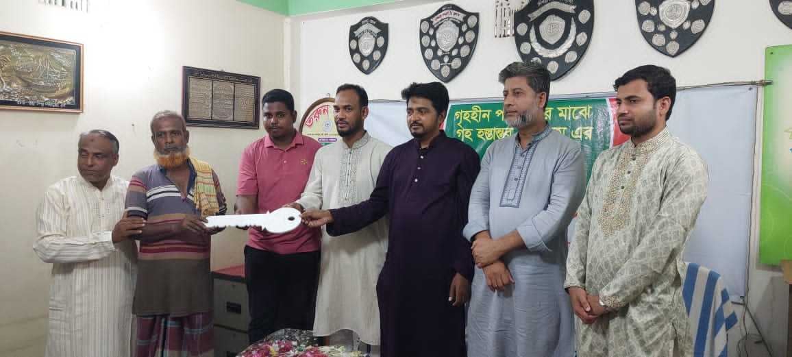 দাগনভূঞায় তরুণ সংঘের উপহারের নতুন ঘর পেয়েছে ৫ পরিবার