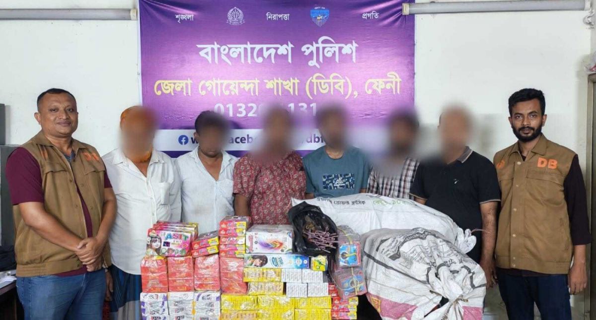 শুল্ক ফাঁকি দিয়ে আতশ বাজি বিক্রয় করার অপরাধে গ্রেফতার ও বিজ্ঞ আদালতে সোপর্দ
