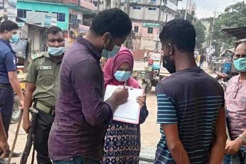 দাগনভূঞায় লকডাউনের তৃতীয় দিনে শনিবার বি‌ধি- নি‌ষেধ উ‌পেক্ষা ক‌রে ঘর থেকে বের হওয়া লোকজনকে জরিমানা করেন উপজেলা নির্বাহী কর্মকর্তা এবং এক্সিকিউটিভ ম্যাজিস্ট্রেট নাহিদা আক্তার তানিয়া ।