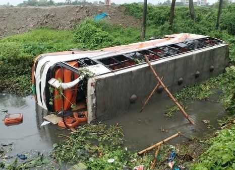 দাগনভুঞায় স্টার লাইন বাস উল্টে খালে, আহত ৬