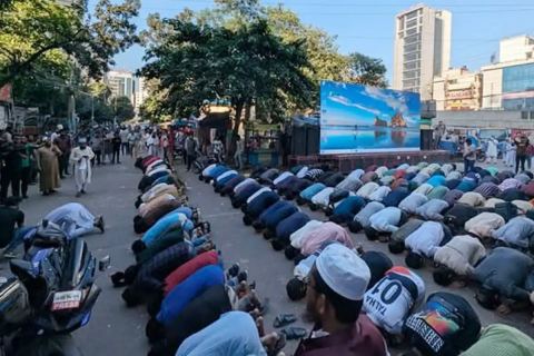 হাসিনার সাজার রায় শুনে সেজদায় লুটিয়ে পড়েন ছাত্র-জনতা
