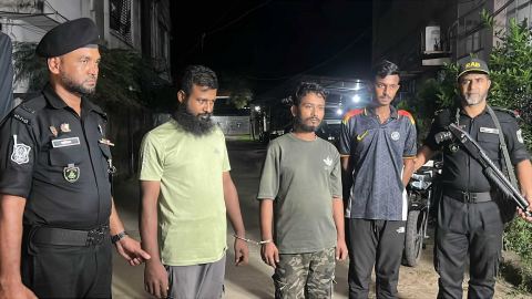 ফেনী থেকে চট্টগ্রামে পাচারের সময় ১০০ বোতল বিদেশি মদ উদ্ধার, গ্রেপ্তার ৩