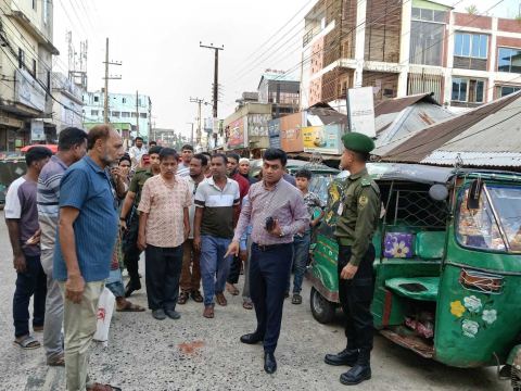 বসুরহাট বাজারে অবৈধ দখলদারদের উচ্ছেদে উপজেলা প্রশাসনের অভিযান